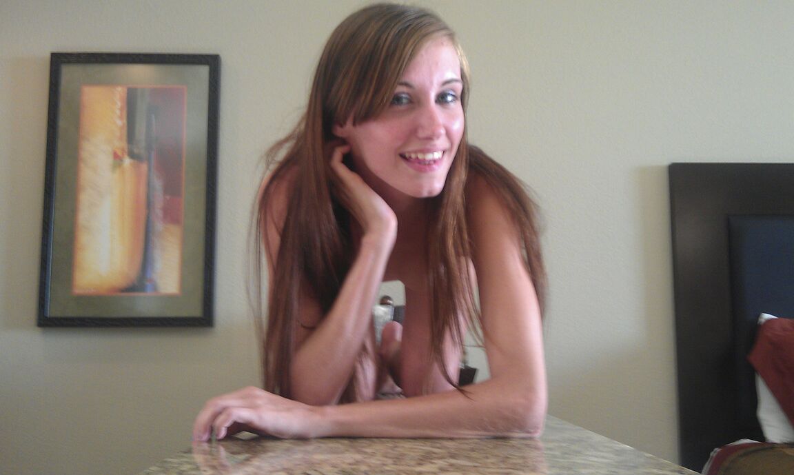 21P Adolescente amateur Kaci Marie chupando una gran polla