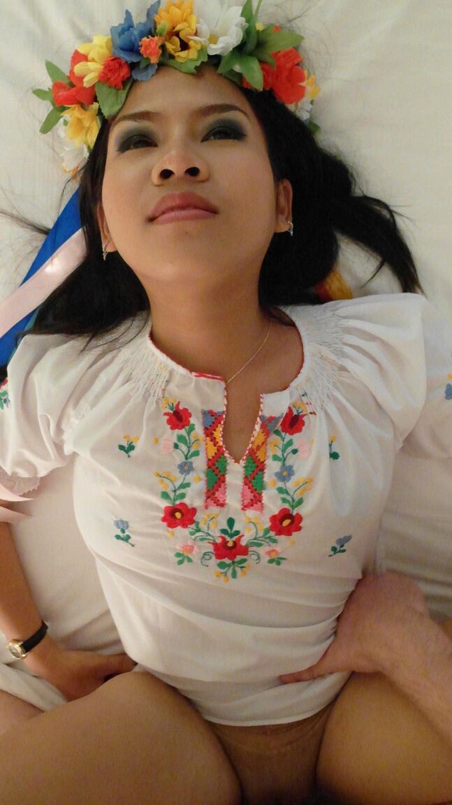 15P A amadora asiática Aziza leva um pau no cu usando uma coroa de flores