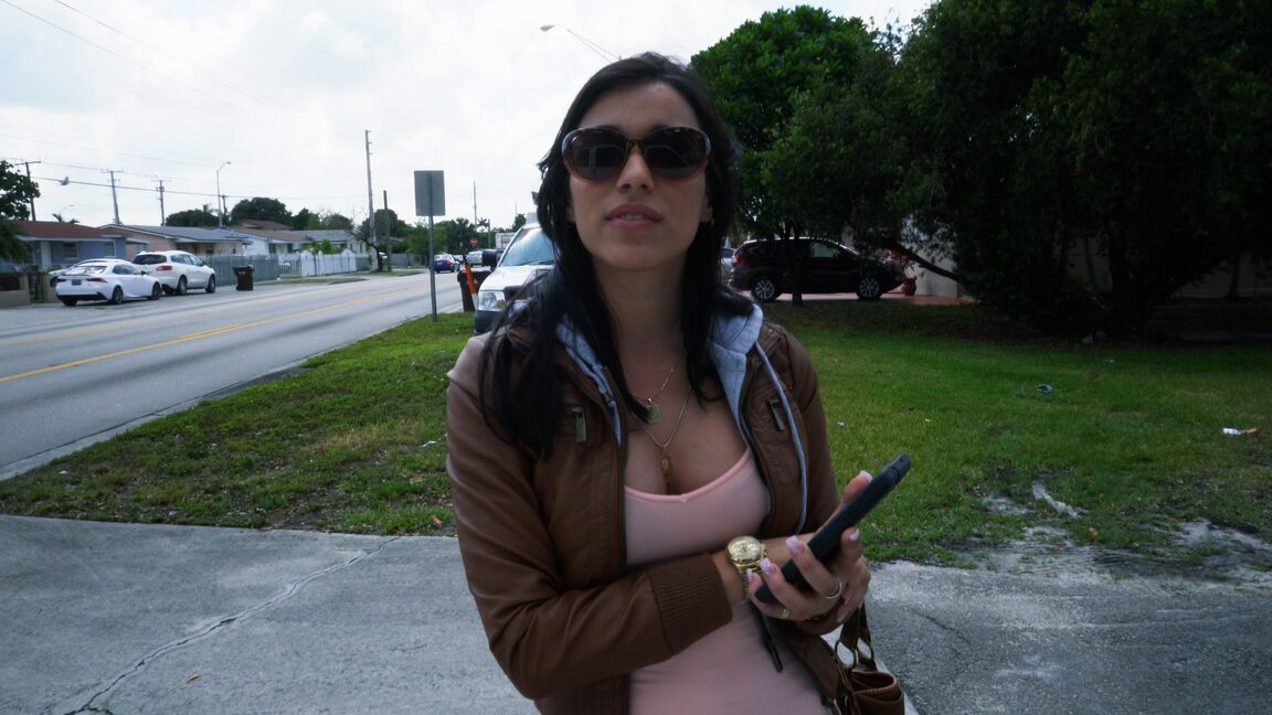21P A gata latina Jesse mostra seus peitos grandes por dinheiro e depois é fodida forte em uma van
