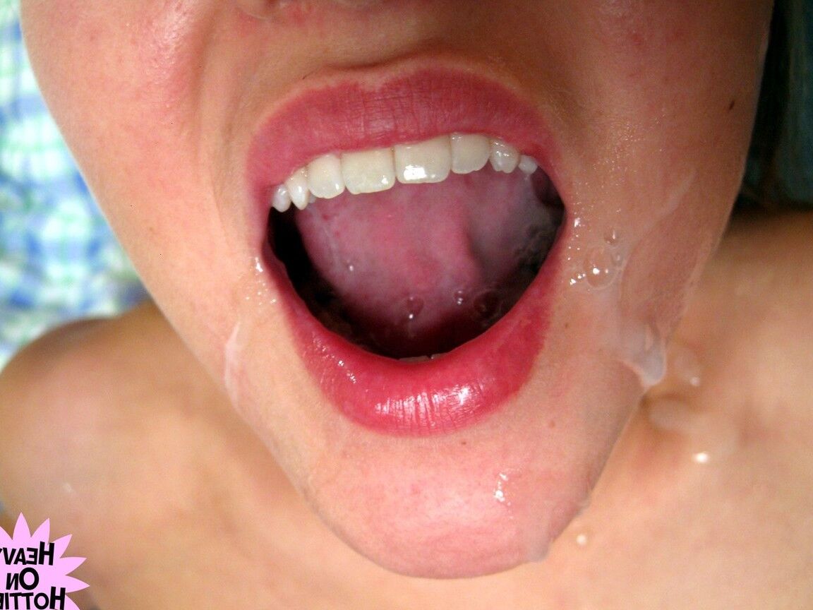 21P Petite Teen mit kleinen Titten Carina lutscht einen Schwanz und schmeckt klebriges Sperma
