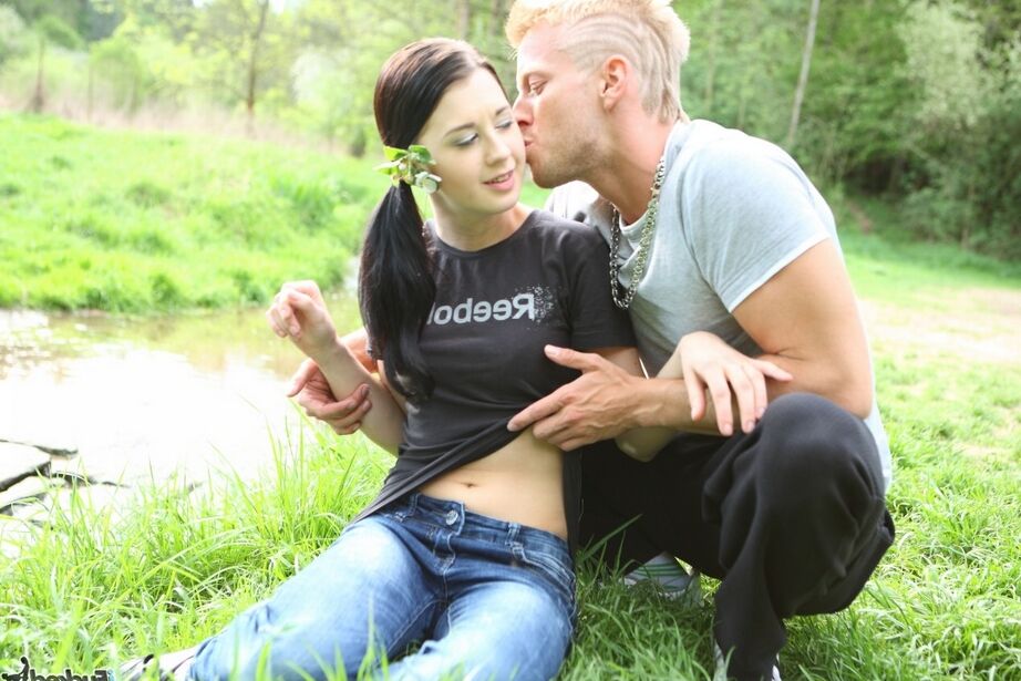 16P Brunette amateur finally gives in an fucks her new boyfriend in the forest
