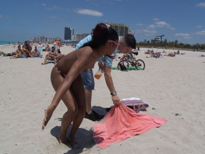 21P Caliente de ébano Vanessa da la cabeza