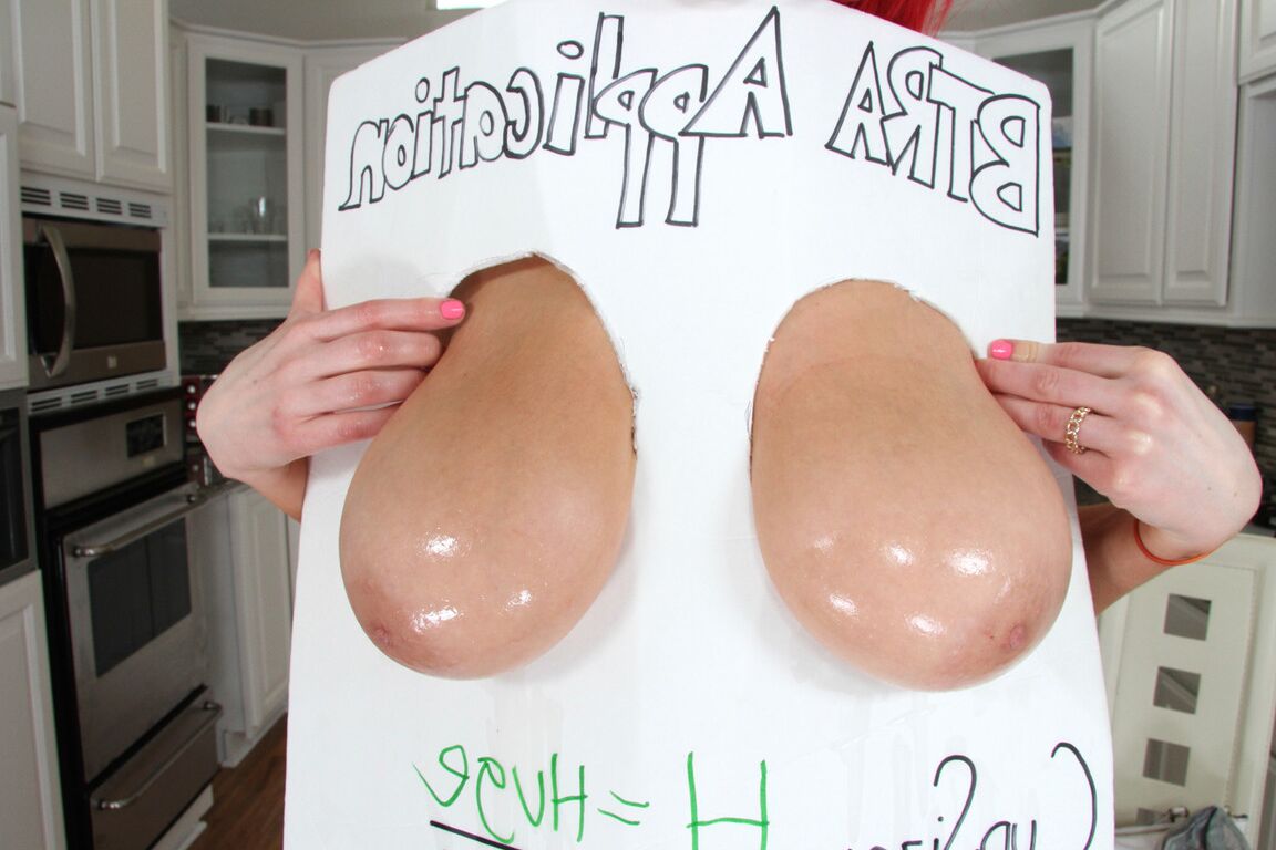 21P Redheaded babe with a bubble ass Siri displays her big juggs and gets fucked