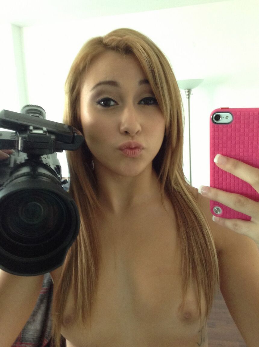 21P Blanca de tetas pequeñas Marina Angel se desnuda y hace una paja en POV
