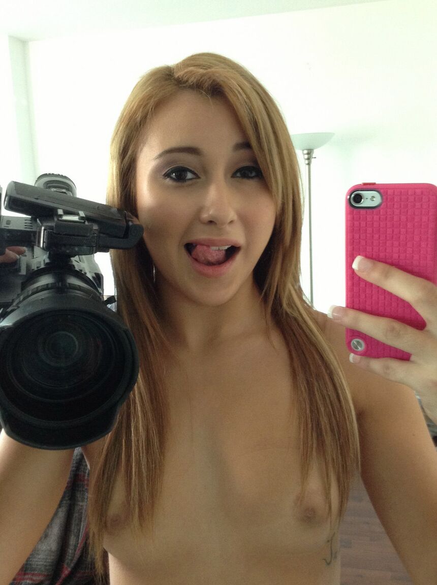 21P Blanca de tetas pequeñas Marina Angel se desnuda y hace una paja en POV