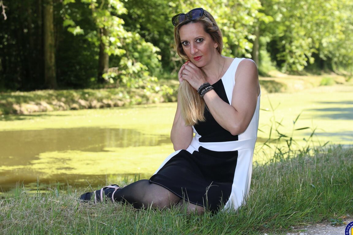 16P Ältere Amateurin zeigt nach dem Analsex mit zwei Männern ihre mit Sperma bedeckte Zunge