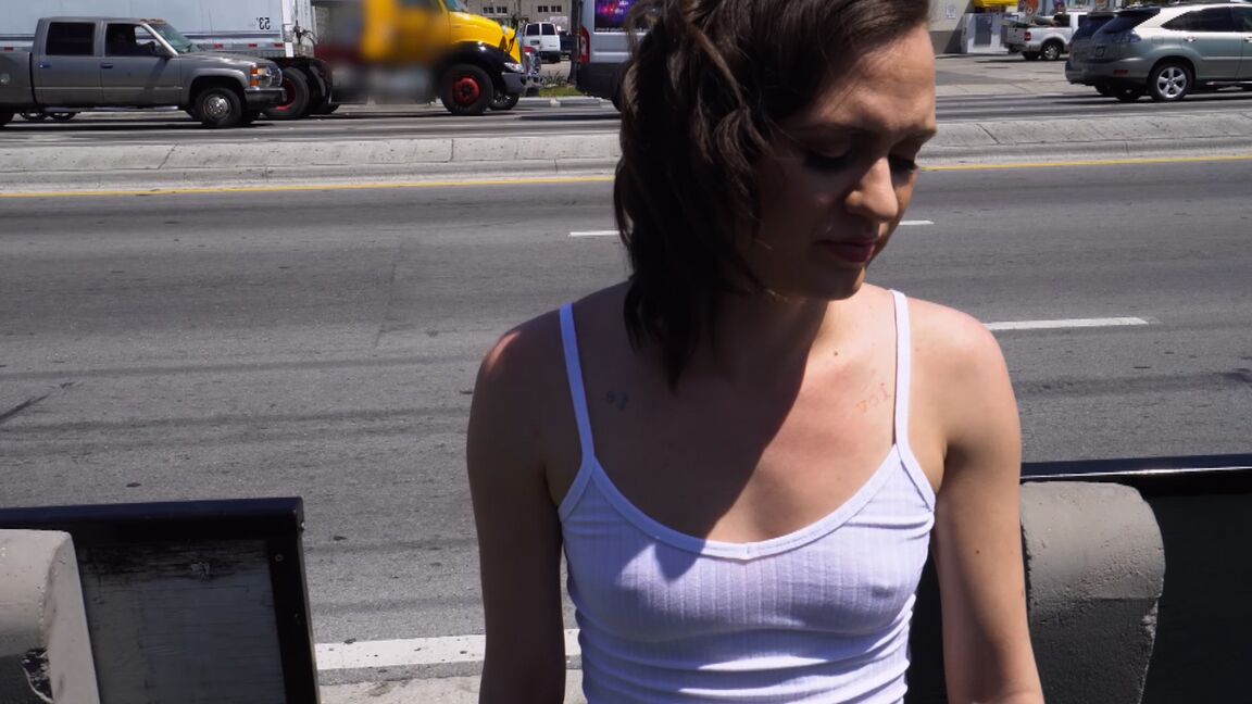 21P Alex More, morena de 29 anos, curtindo sexo anal pesado no banco de trás de um carro
