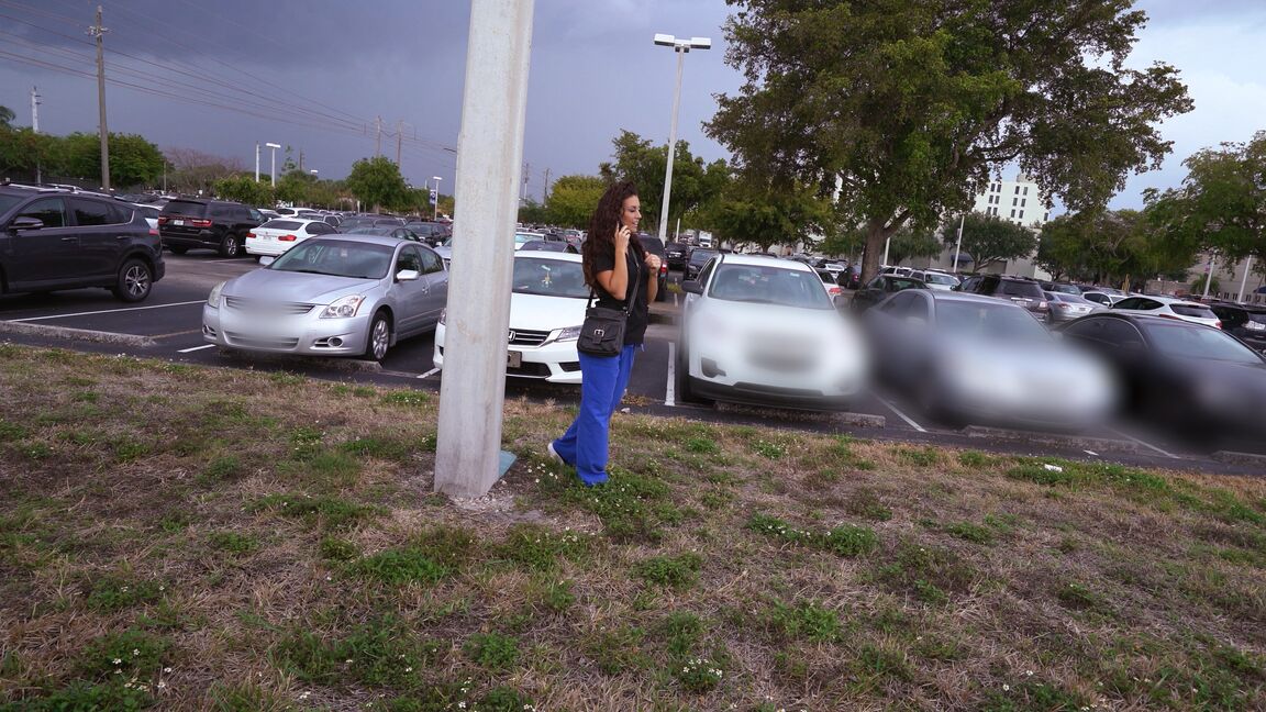 21P La magnifique brune Victoria Banxxx se fait fourrer la chatte dans une camionnette