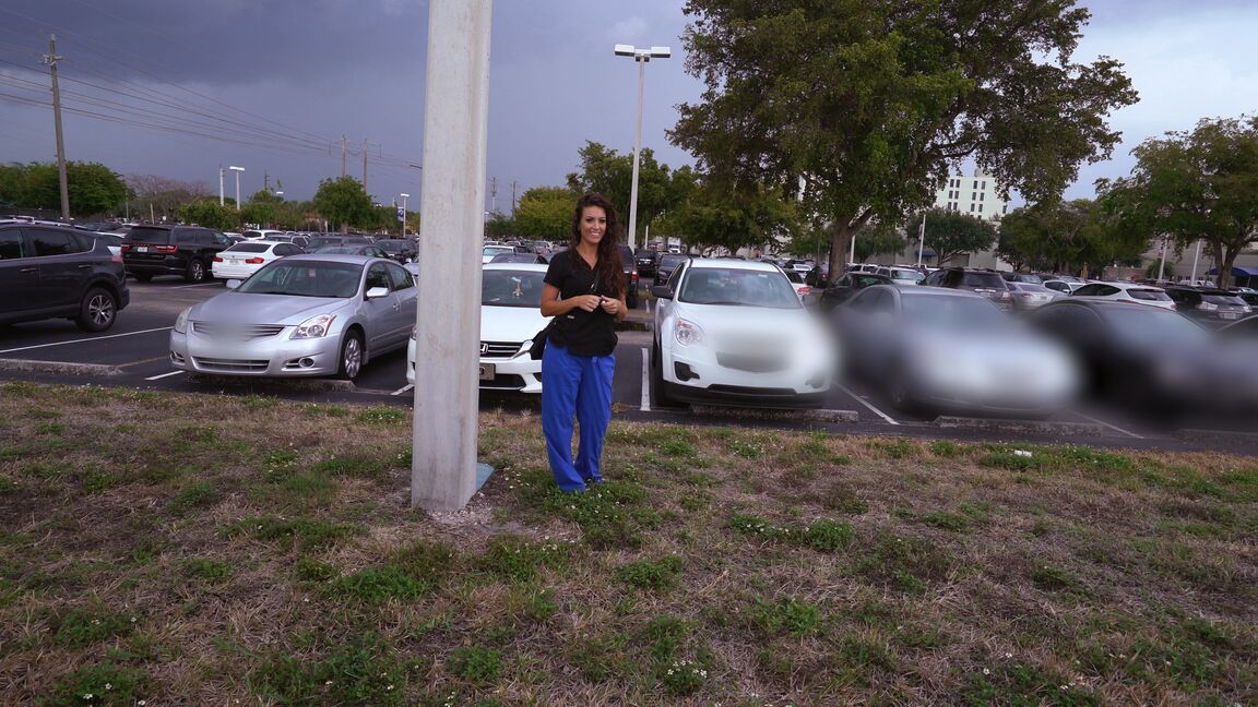21P La magnifique brune Victoria Banxxx se fait fourrer la chatte dans une camionnette