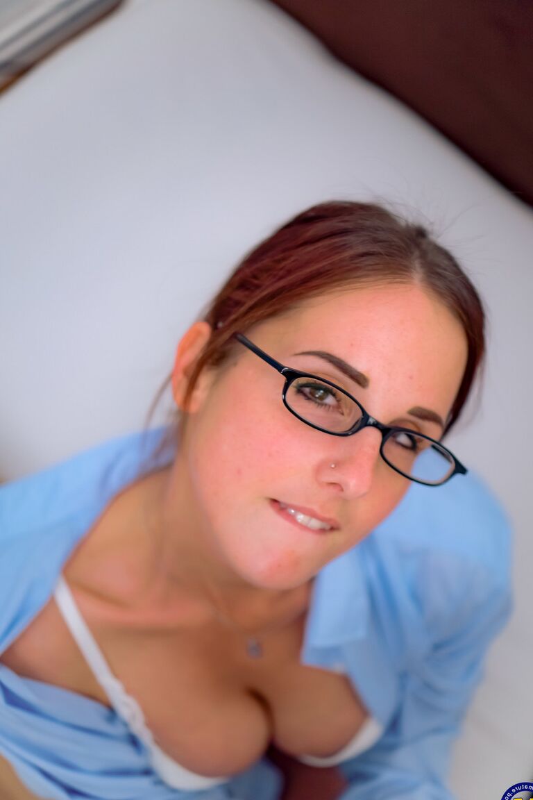 11P Femme amateur aux gros seins prend une éjaculation sur des lunettes en mode POV