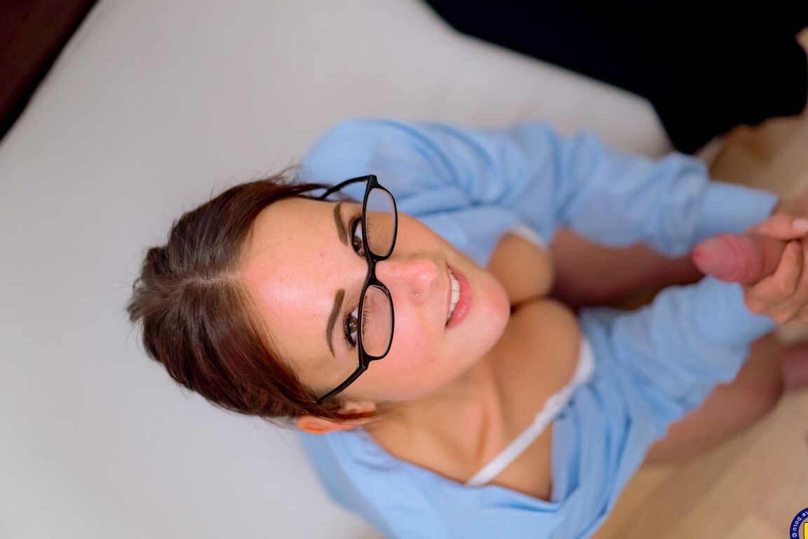 11P Femme amateur aux gros seins prend une éjaculation sur des lunettes en mode POV