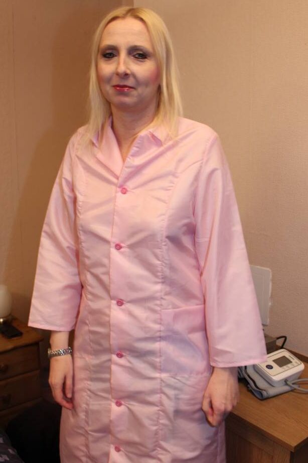 20P La blonde britannique plus âgée Tracey Lain prend une éjaculation sur ses seins après une relation anale
