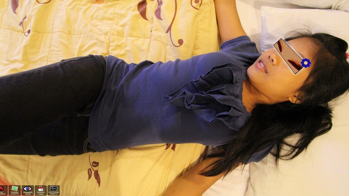 Die 15-jährige asiatische Amateurin Jopay steht nackt da, nachdem sie auf einem Bett gebumst wurde