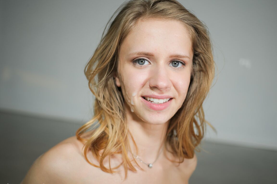21P A adolescente loira magra Rachel James é fodida em um quarteto e faz tratamentos faciais