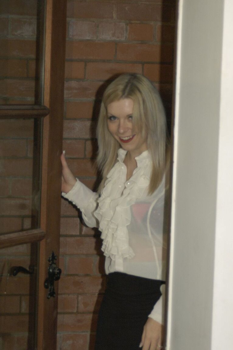 21P A loira sacanagem Paige Wilson fica com o rosto coberto de porra depois de chupar uma BBC