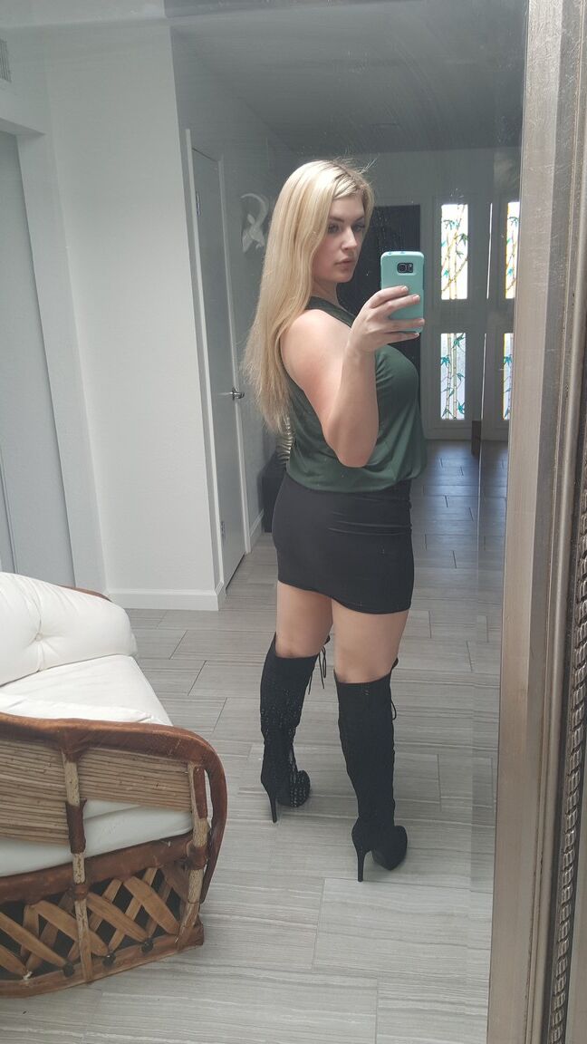 15P Loira amadora Danielle tira uma variedade de fotos nuas e não nuas