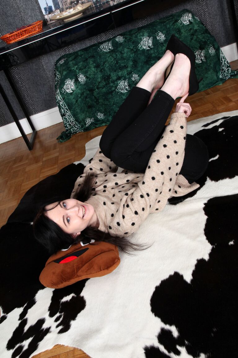 21P Ado aux cheveux noirs et au corps mince, Sweetie Plum pose nue dans sa chambre