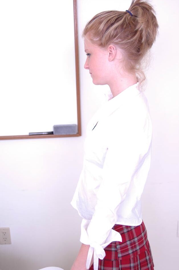 21P La colegiala rubia Amber Kane se folla a su profesor y recibe un facial desordenado