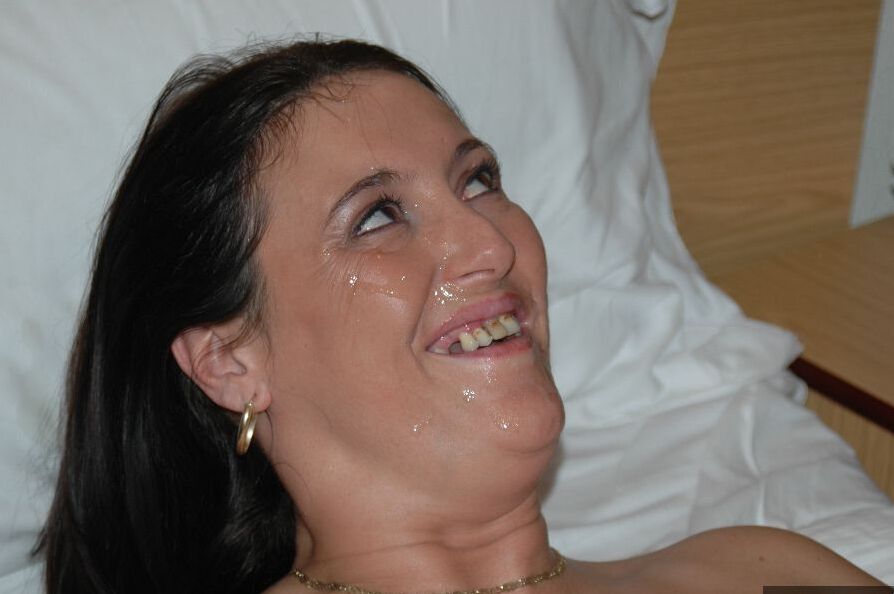 20P La femme amateur Juicy Jo mange le sperme des doigts après une éjaculation dans la bouche