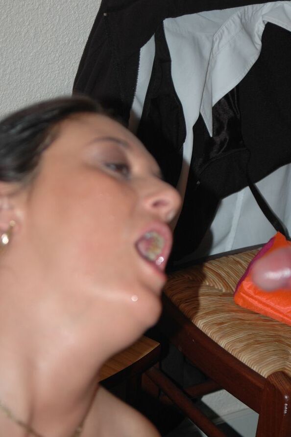 20P La femme amateur Juicy Jo mange le sperme des doigts après une éjaculation dans la bouche
