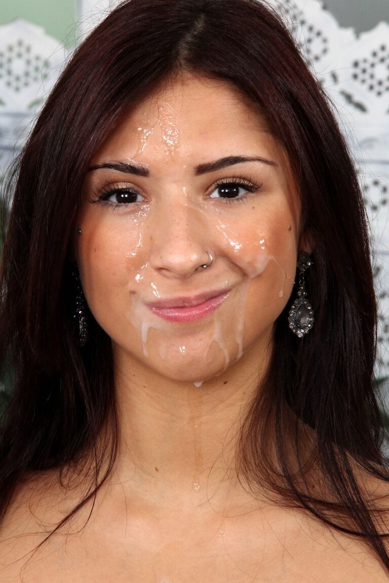 21P Estrela pornográfica morena com peitos grandes Evi Fox tira a calcinha e faz tratamento facial