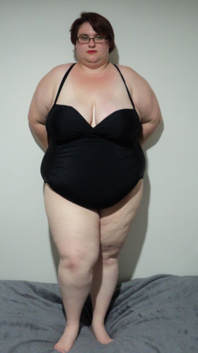 15P BBW amadora LaLa Delilah em lingerie preta exibindo seus seios grandes e flácidos