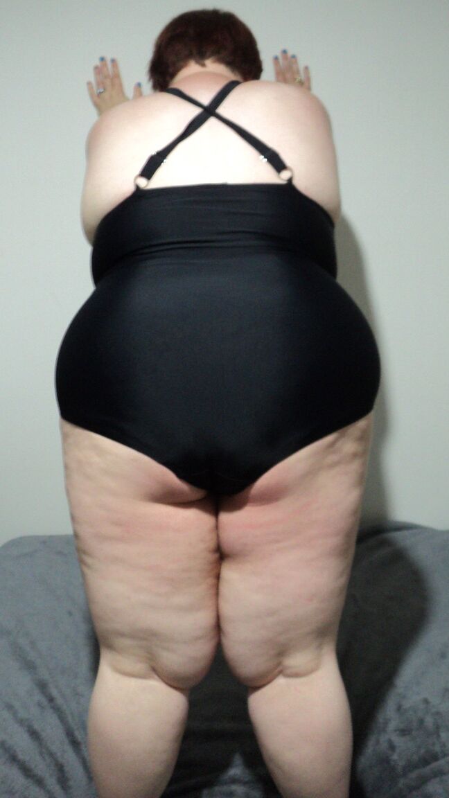 15P BBW amadora LaLa Delilah em lingerie preta exibindo seus seios grandes e flácidos