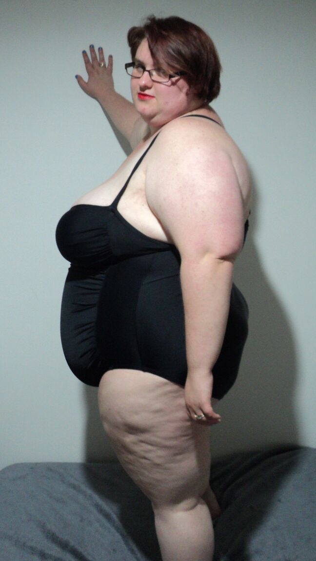 15P BBW amadora LaLa Delilah em lingerie preta exibindo seus seios grandes e flácidos