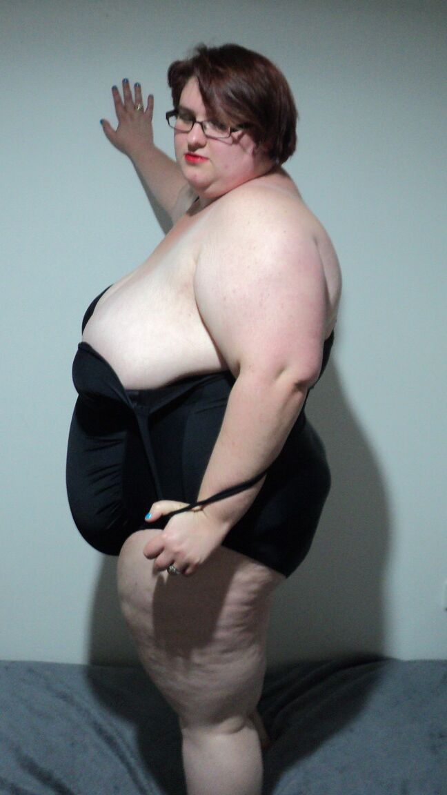 15P BBW amadora LaLa Delilah em lingerie preta exibindo seus seios grandes e flácidos