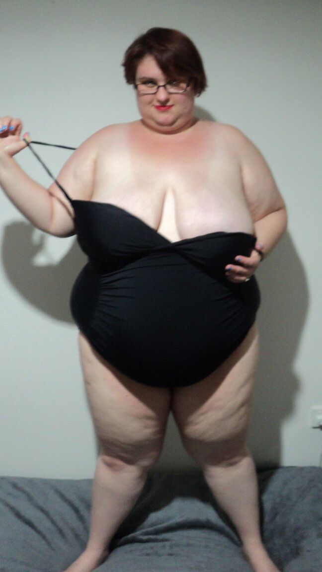 15P BBW amadora LaLa Delilah em lingerie preta exibindo seus seios grandes e flácidos