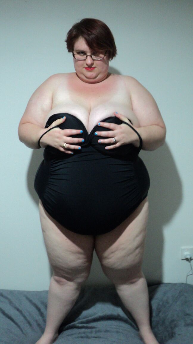 15P BBW amadora LaLa Delilah em lingerie preta exibindo seus seios grandes e flácidos