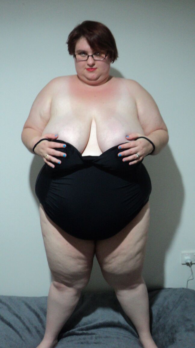 15P BBW amadora LaLa Delilah em lingerie preta exibindo seus seios grandes e flácidos