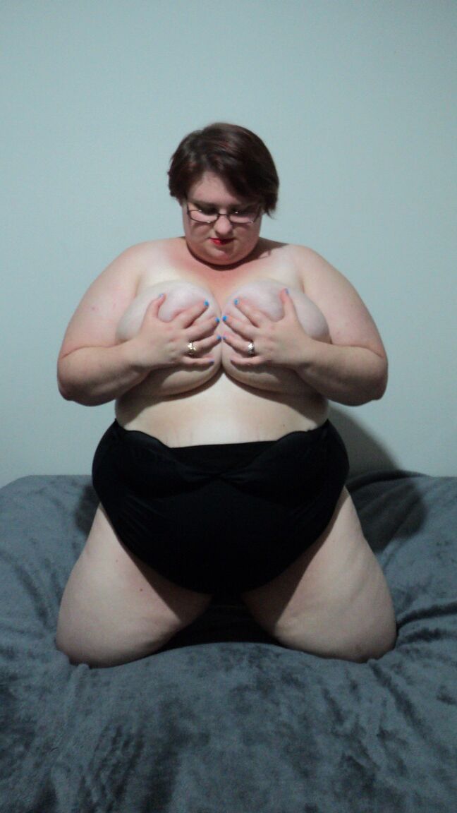 15P BBW amadora LaLa Delilah em lingerie preta exibindo seus seios grandes e flácidos