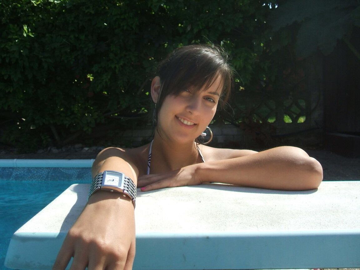 16P Amateur chick Roxy glances at her Morgan watch while in a swimming pool