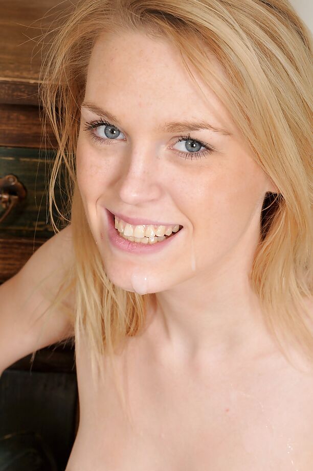 16P La rubia amateur Amanda Bryant se pone en cuclillas para darle a su amante una garganta profunda perfecta