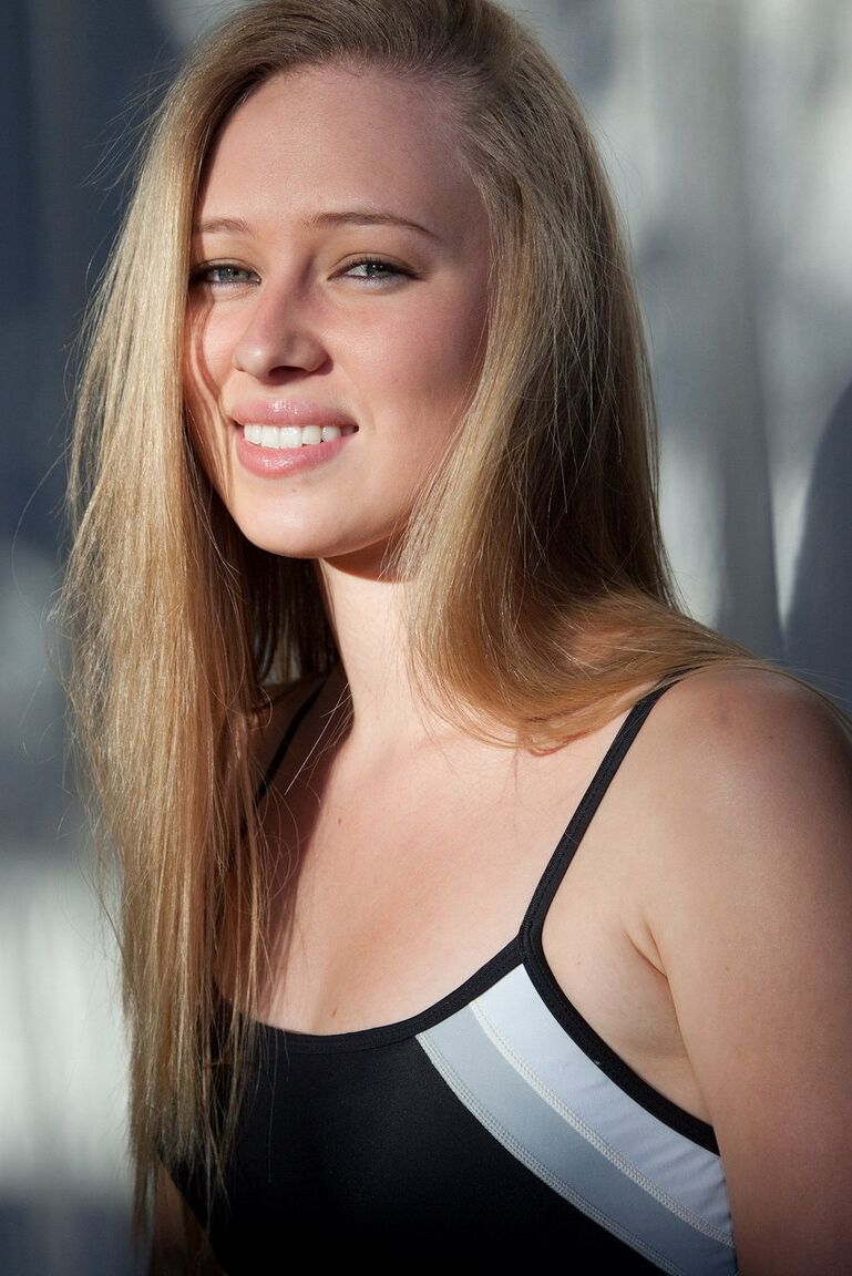 11P, petite amie adolescente, Kerstin Dorsia, exhibe ses fesses chaudes.