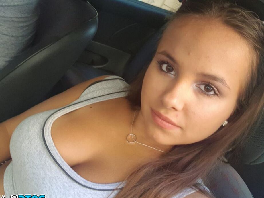 12P La joven latina Olivia esconde sus enormes tetas mientras se toma selfies