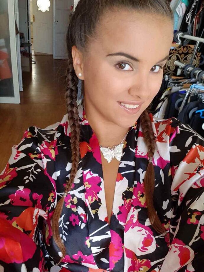 12P La joven latina Olivia esconde sus enormes tetas mientras se toma selfies