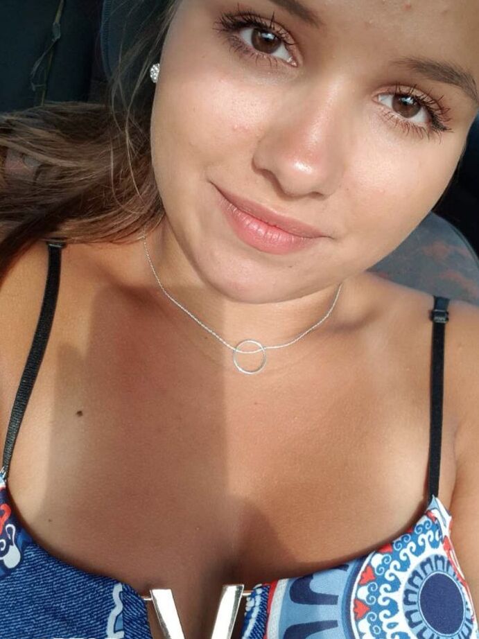 12P La joven latina Olivia esconde sus enormes tetas mientras se toma selfies
