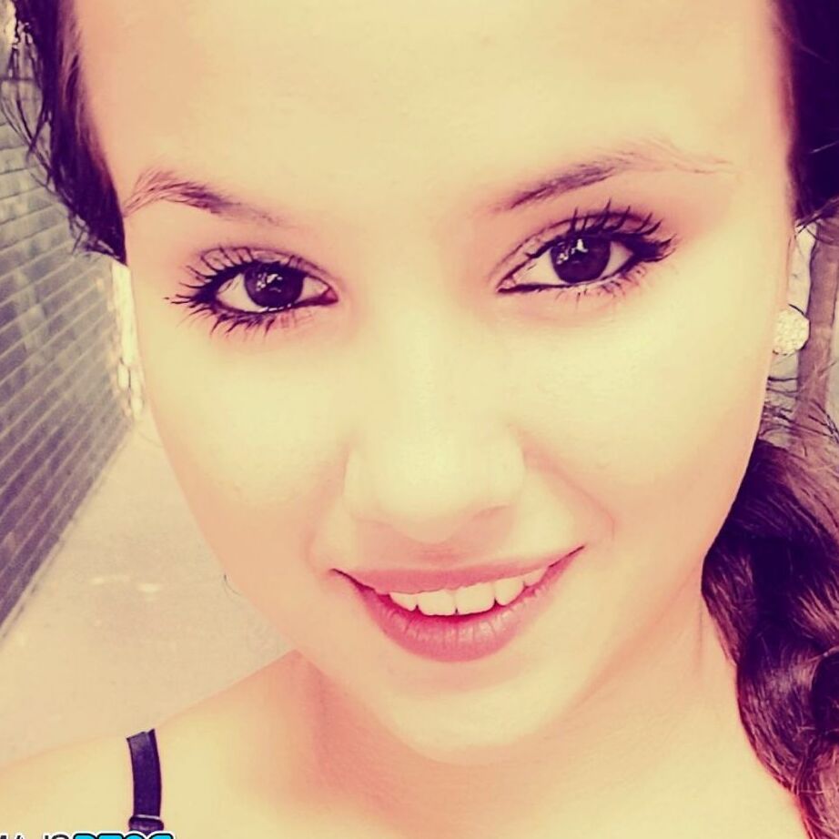 12P La joven latina Olivia esconde sus enormes tetas mientras se toma selfies