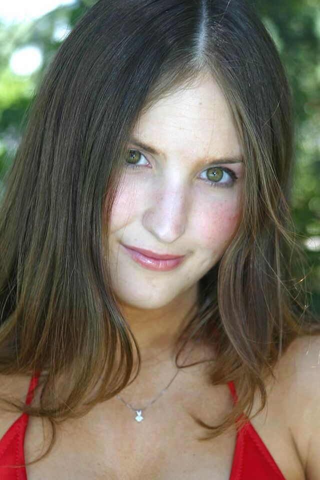 Mandy, mannequin amateur 16P, libère ses gros seins naturels de son bikini alors qu'elle se déshabille.