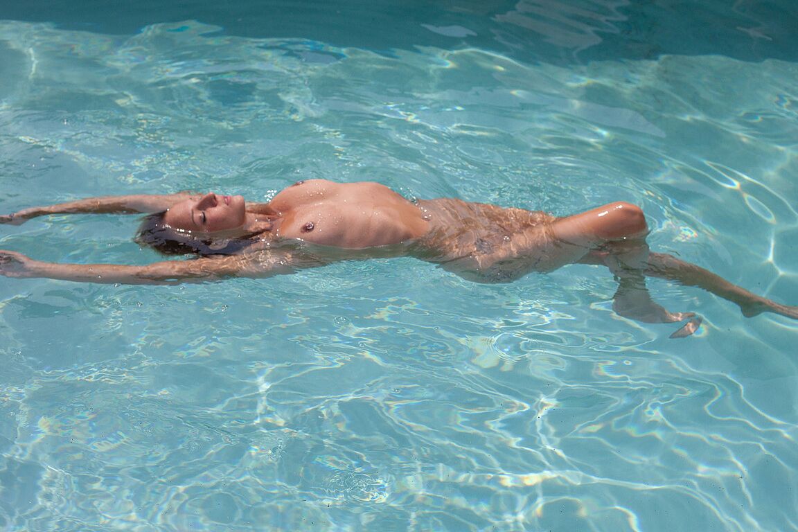 12P Lovely Piper Candless montrant ses courbes sexy au bord de la piscine dans sa tenue transparente