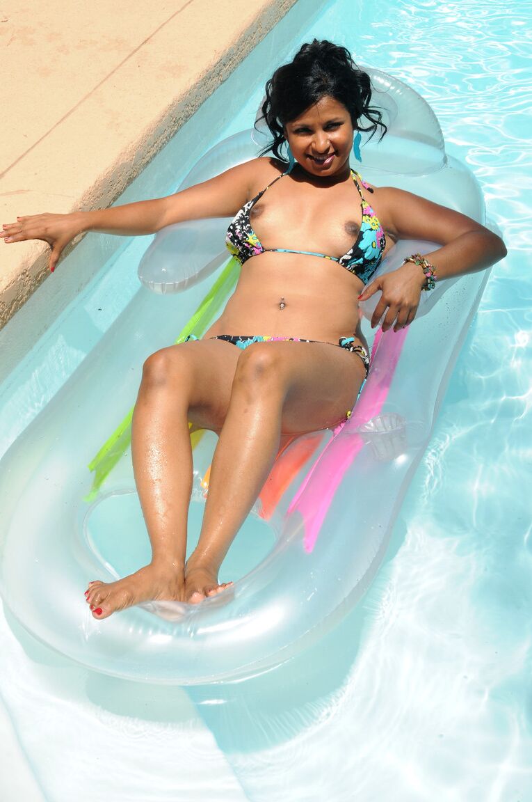 21P Amateur MILF Skky se quita el bikini junto a la piscina