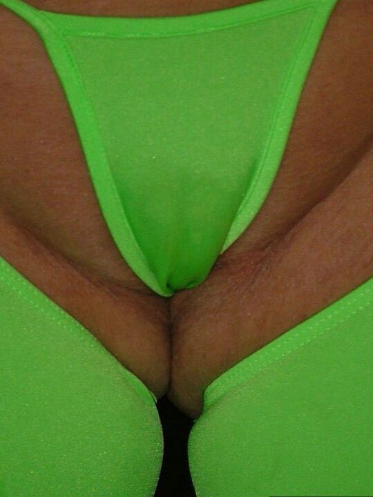 15P Loira gordinha e madura Adonna vibrador fode sua buceta com piercing durante a ação solo