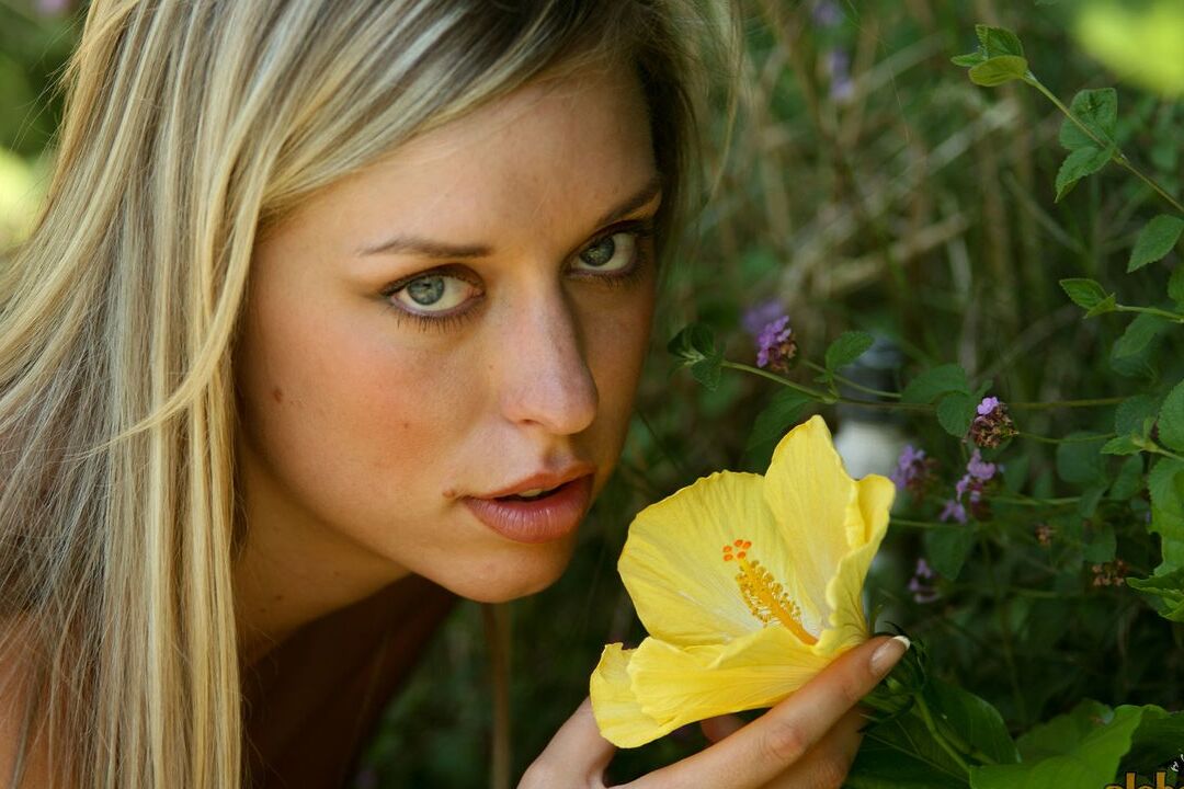 16P Eva, amatrice blonde, enlève son bikini pour des poses nues avec ombre et lumière.