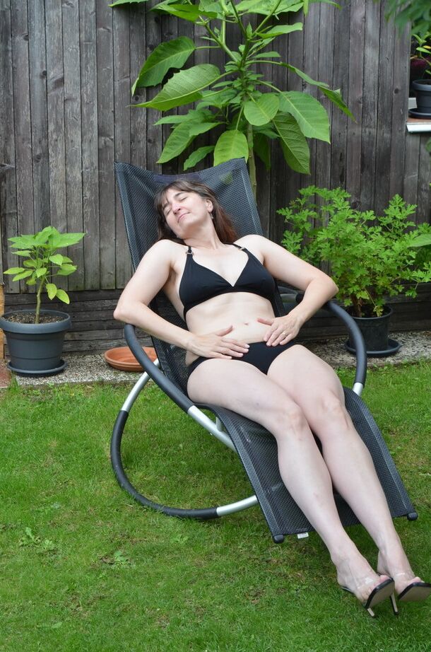 20P Amateur-Frau Heiße MILF schlüpft aus ihren Absätzen, bevor sie sich aus dem Bikini befreit