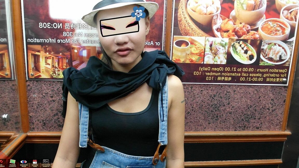 15P Tätowiertes Thai-Babe mit kräftiger Fotze, gestopft und ins Gesicht gespritzt