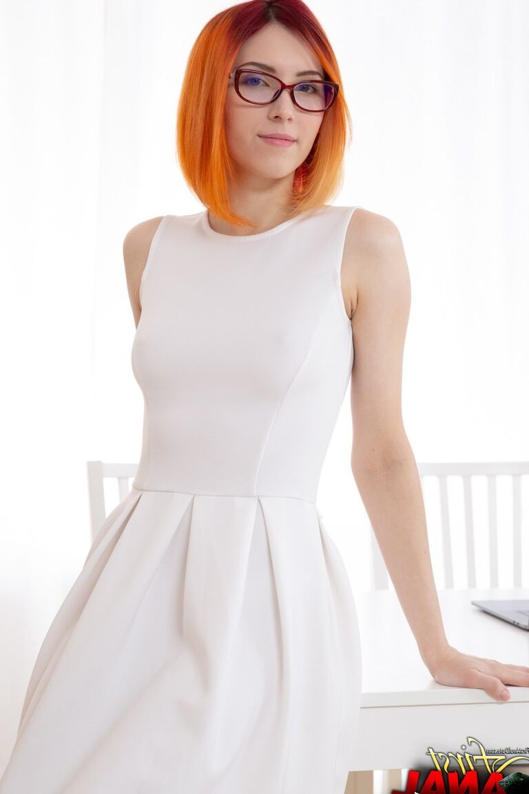 21P A ruiva nerd Elin Holm deixa cair o vestido branco antes de um apaixonado golpe na bunda