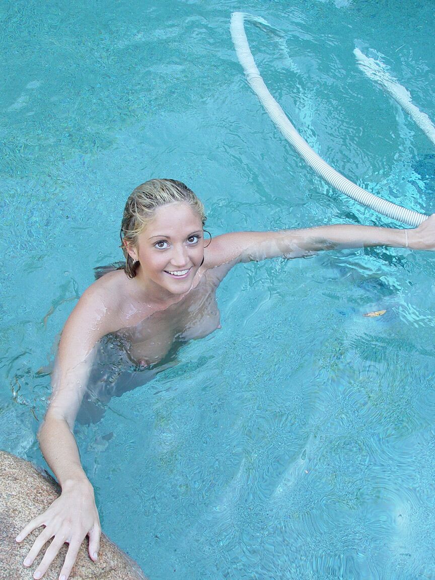 20P Spring Thomas se déshabille devant une statue de style île de Pâques et se masturbe dans la piscine