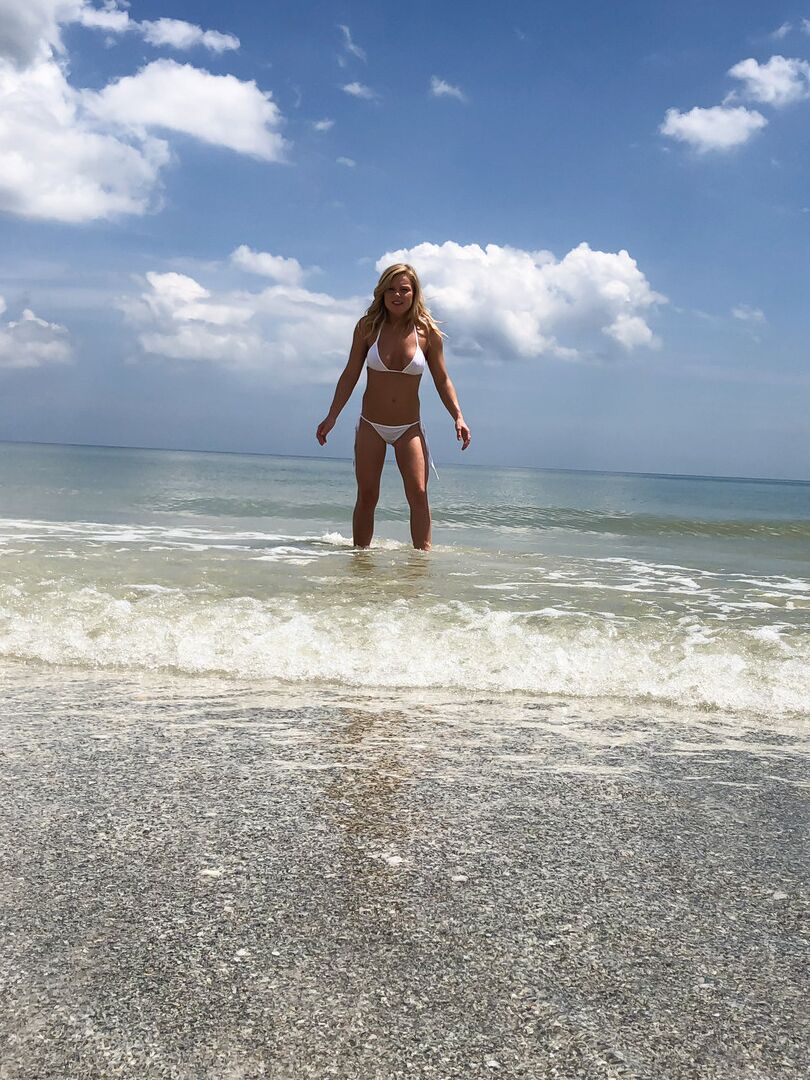 15P Amateur girl Meet Madden wanders into the lake wearing a skimpy white bikini